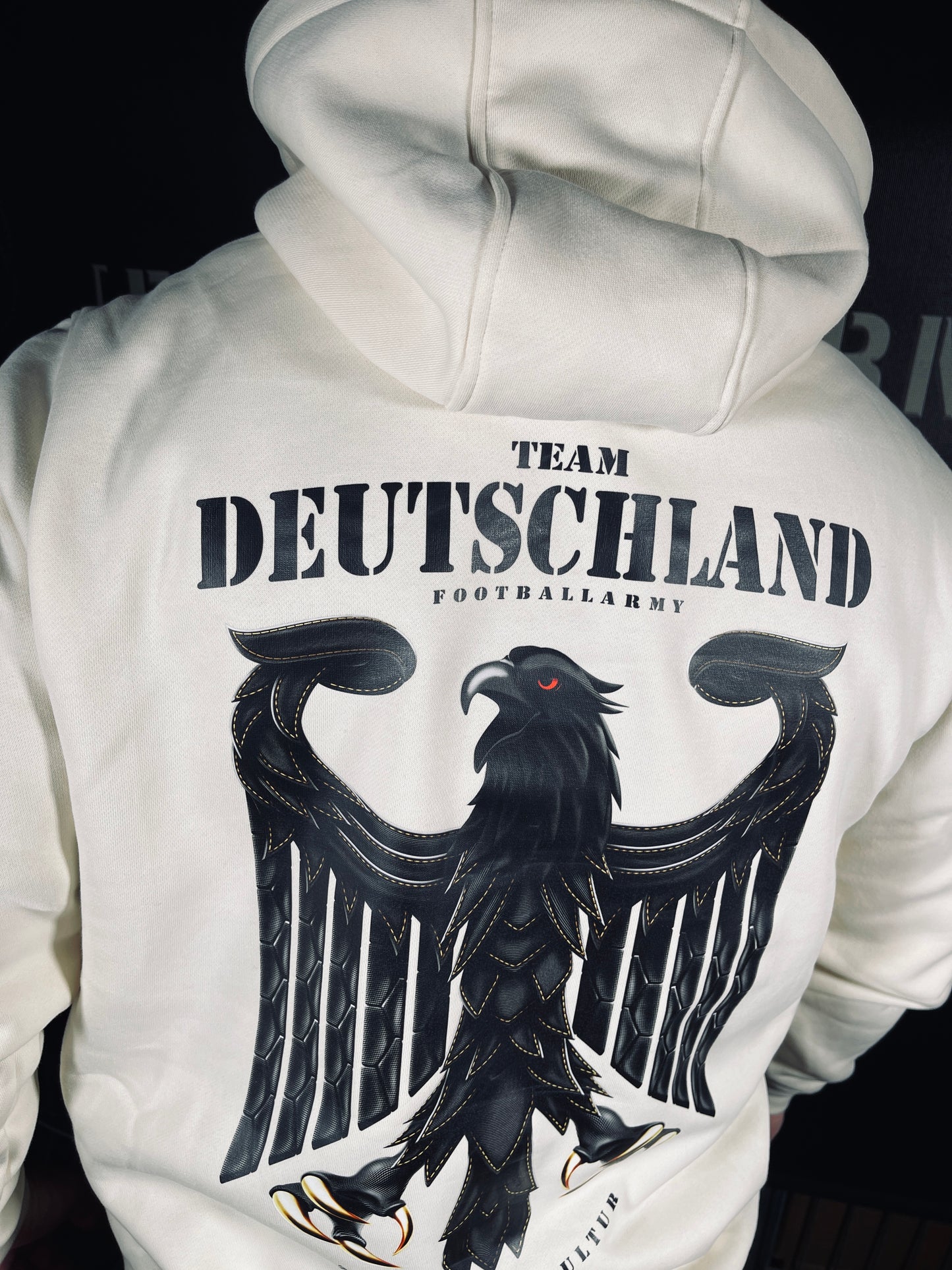 Jacke mit Kapuze und Deutschland Adler Motiv